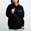 Hoodie med tryckt logotyp ”Black White”