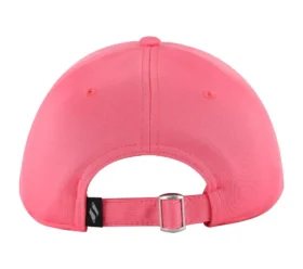 Keps med ton-i-ton-logotyp