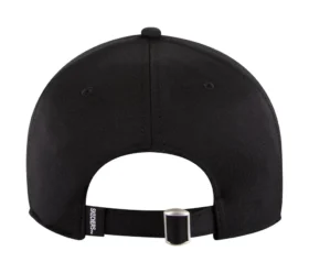 Keps med ton-i-ton-logotyp