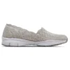 Moderna bekväma slip-on-skor Elfenben